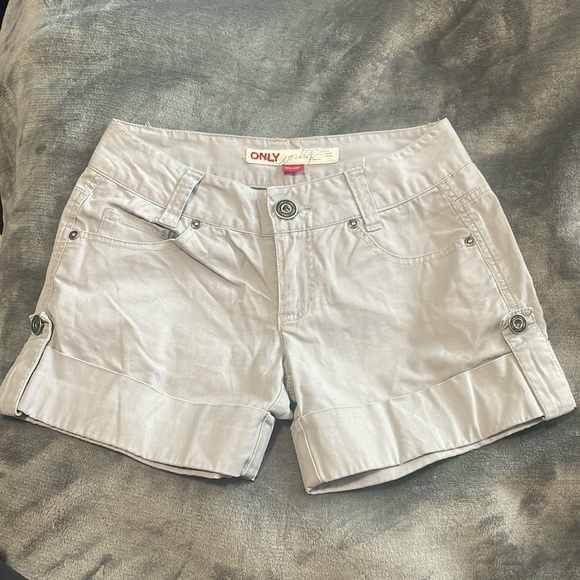 ONLY embroidered shorts - Picture 2 of 4